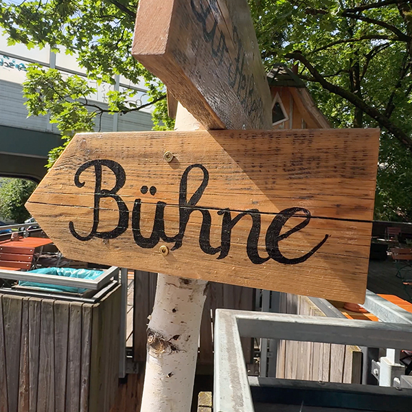 Wegweiser zur Bühne